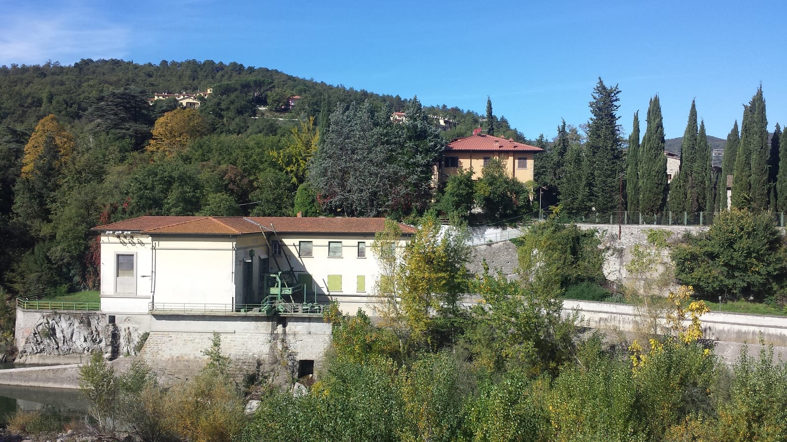 L'antica centrale idroelettrica della Nussa sull'Arno